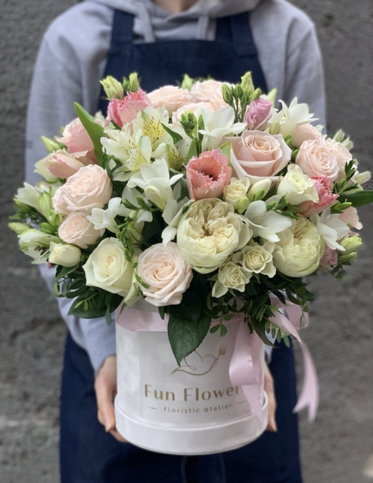 Bouquet in a hat box - Gentle hug